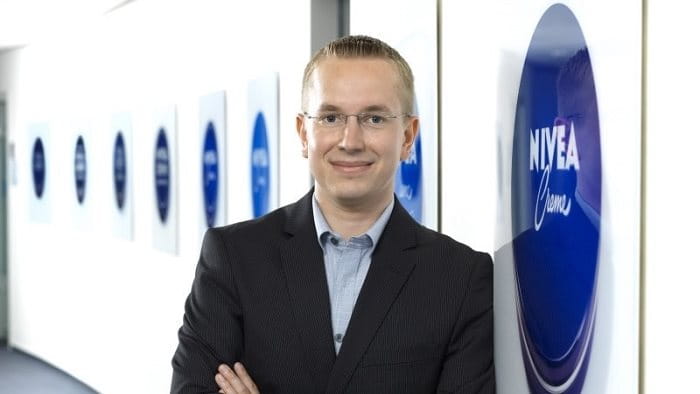 Philipp Gromoll, Fachinformatiker lehnt an NIVEA Markenpräsentationswand